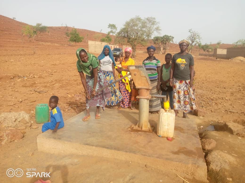 Les femmes se ravitaillent en eau au forage